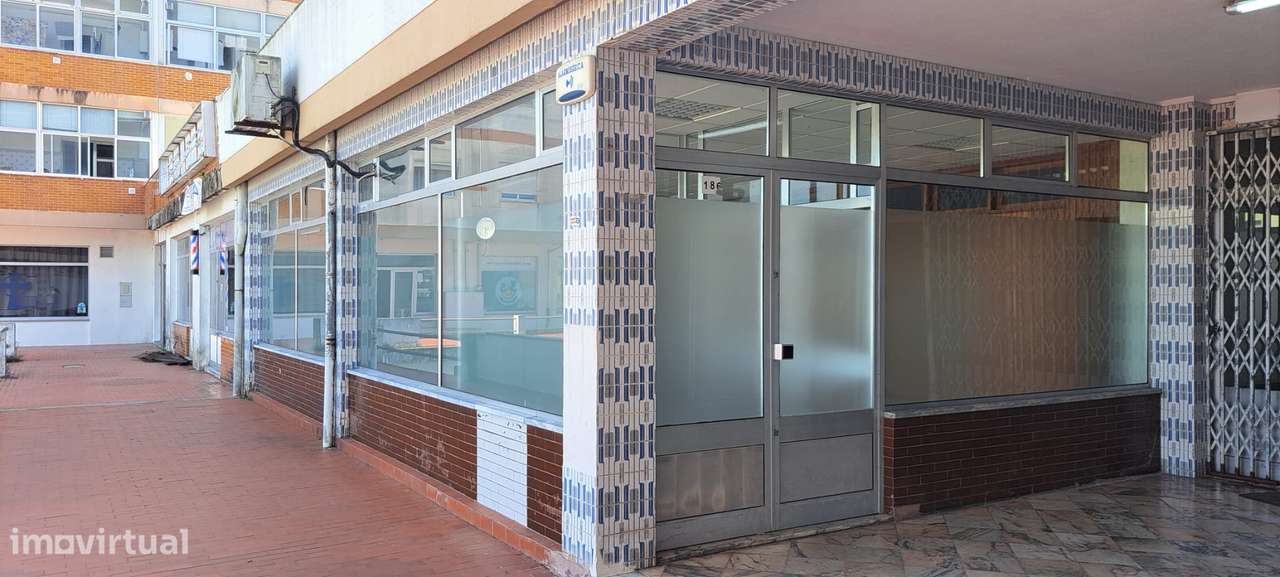 Loja comercial em Darque com estacionamento-4