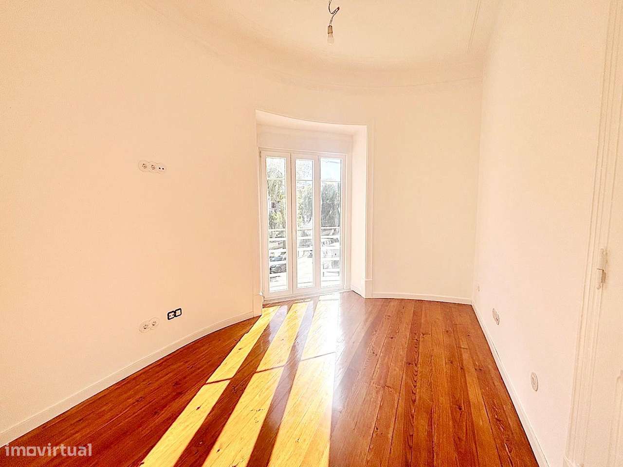 T3 totalmente remodelado com varanda na Av. General Roçadas!-27