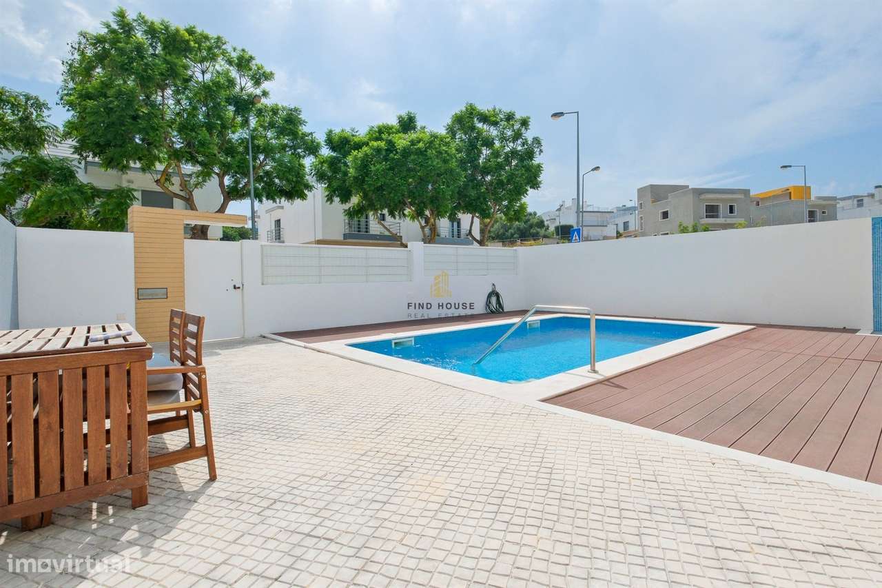 Moradia T3 com piscina, jardim e garagem box, na Caparica-5