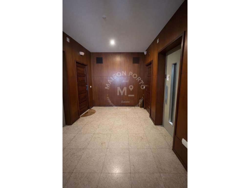 Apartamento T2 com Varanda e Garagem próximo ao Estádio do Boavista...-13