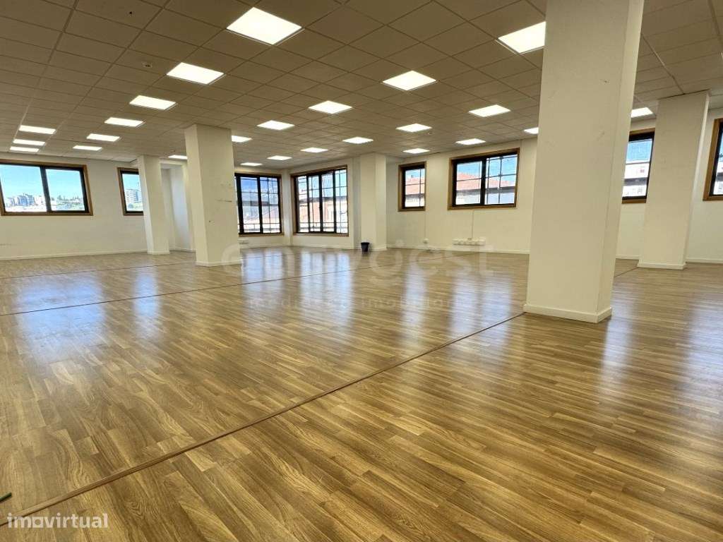 Escritório de 202 m2 com 6 estacionamentos frente WTC em Carnaxide - Grande imagem: 2/33