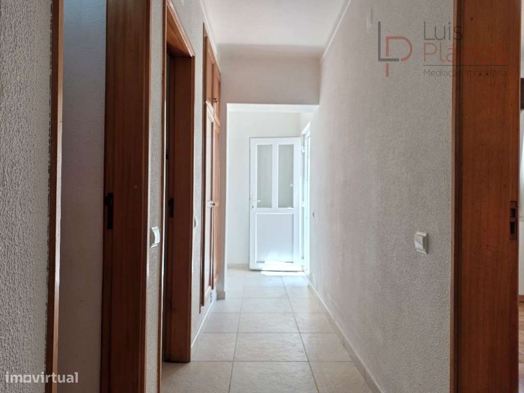Moradia com 5 Quartos c/ Garagem + Anexo T1-10