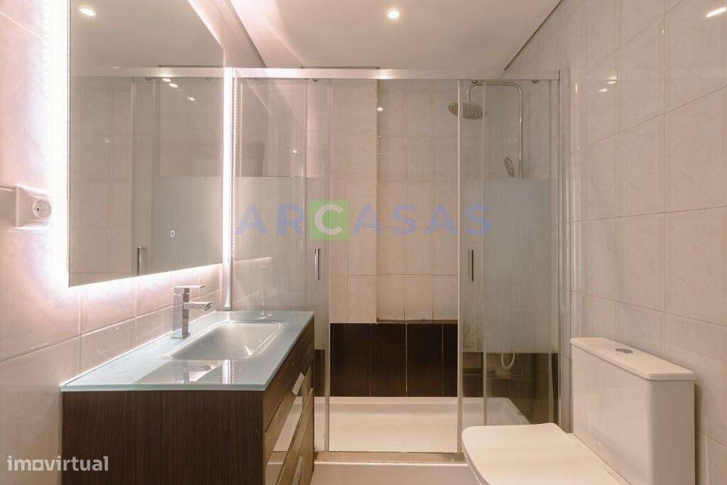 Apartamento T2 renovado, com lugar de garagem e varanda em Baguim do M-16