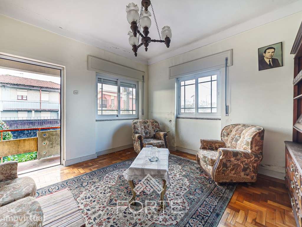 Moradia com pavilhões industriais e terreno-5