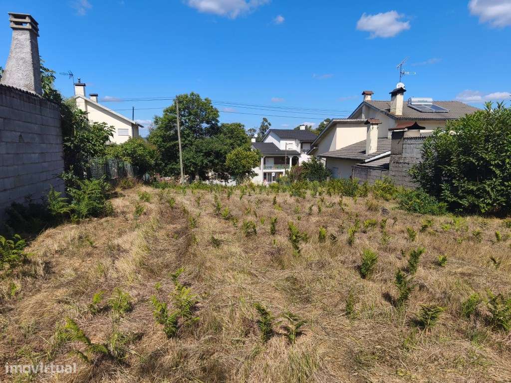 Prédio rústico em zona de construção-3