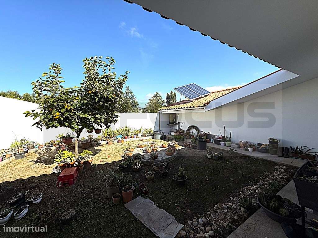 Espaçosa moradia T4 para venda em Esgueira-50