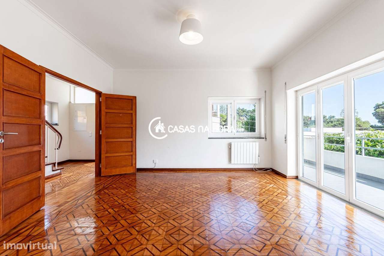 Moradia T3+T1  na Rua João das Regras, junto à Avenida de Sintra.-1