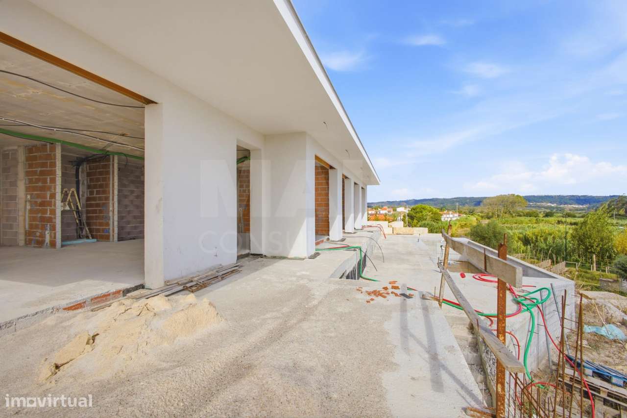 Moradia T4 com piscina em lote de 759m2 em Amoreira Óbidos-4