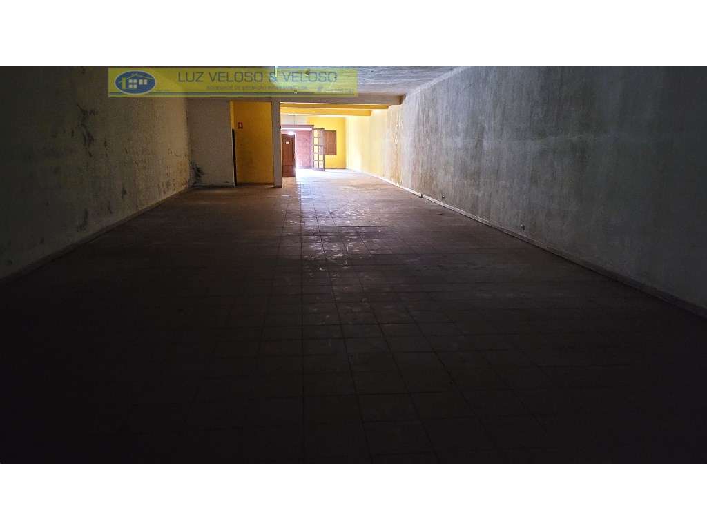 Prédio Urbano de R/C, 1º, 2º andares para Comércio em Cartaxo-12