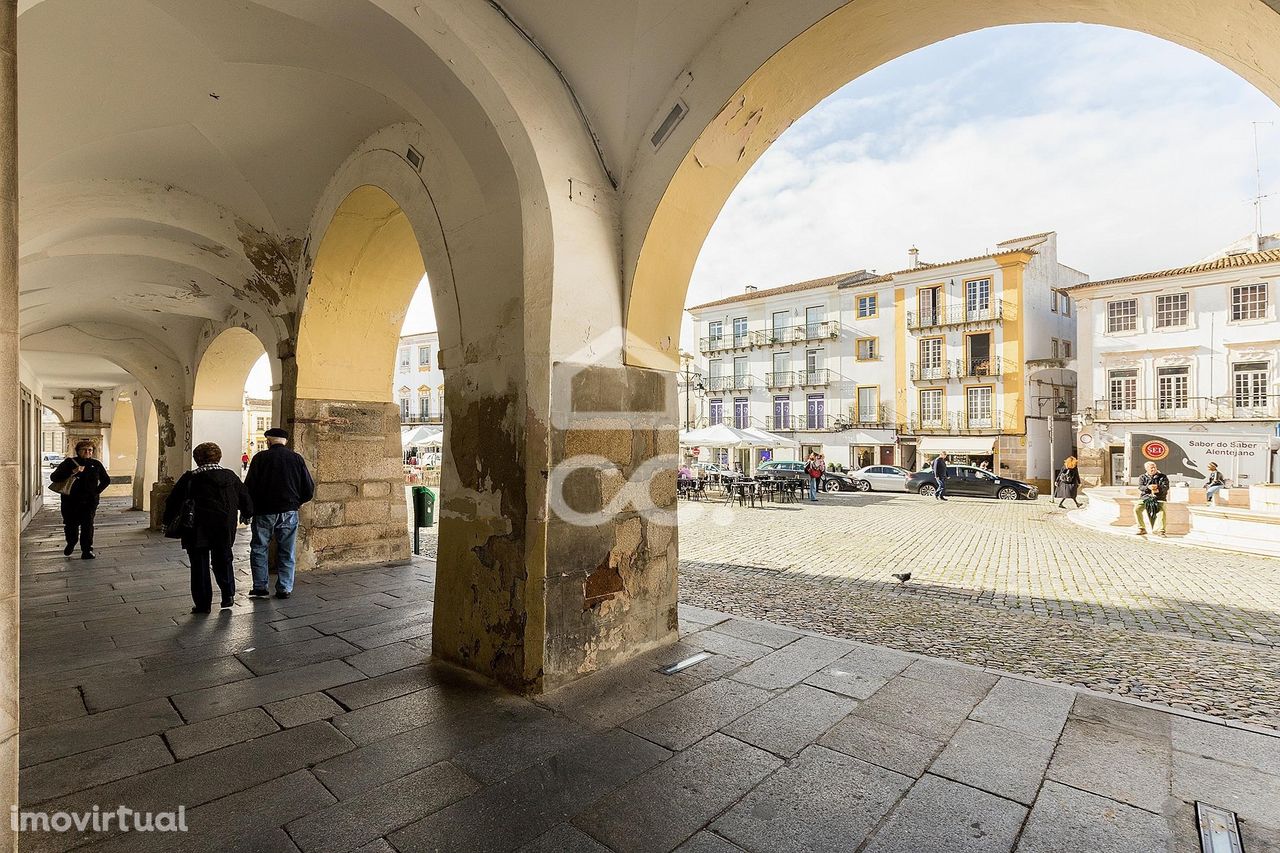 Espaço comercial de R/C com mezzanine | Praça do Giraldo