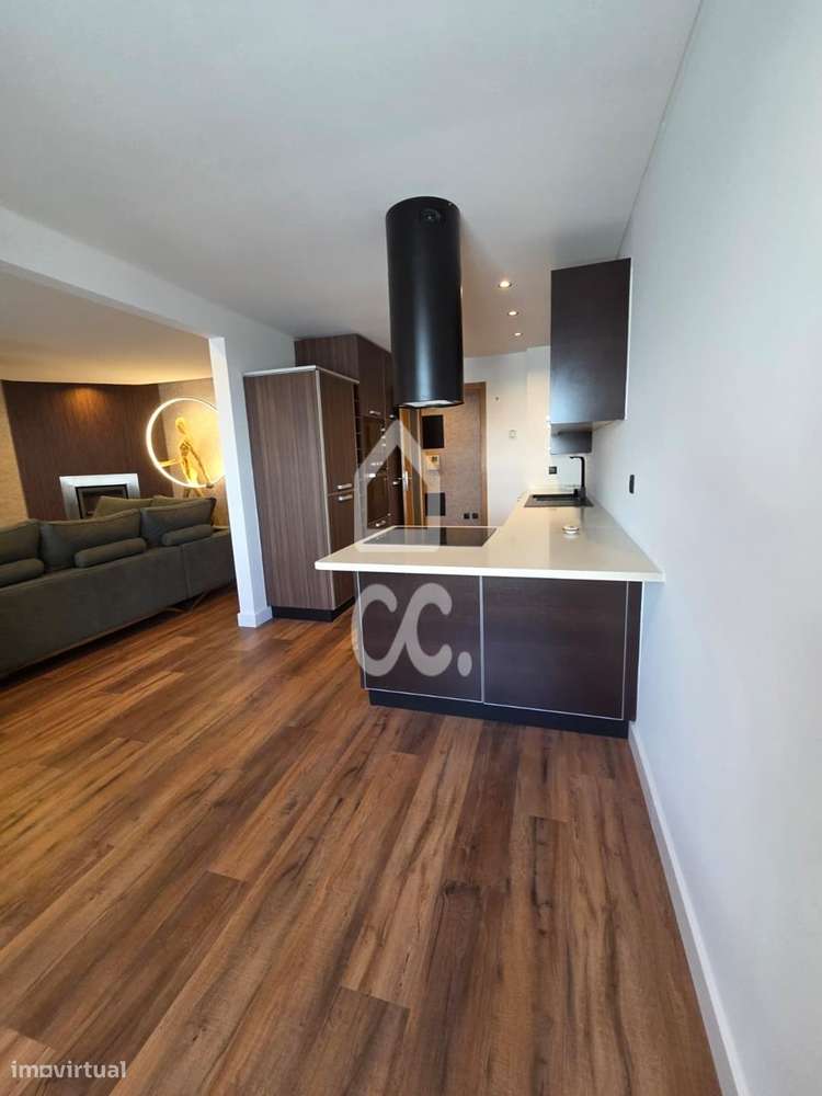 Apartamento T1 na Venda do Pinheiro com Garagem, Elevador e AC-24