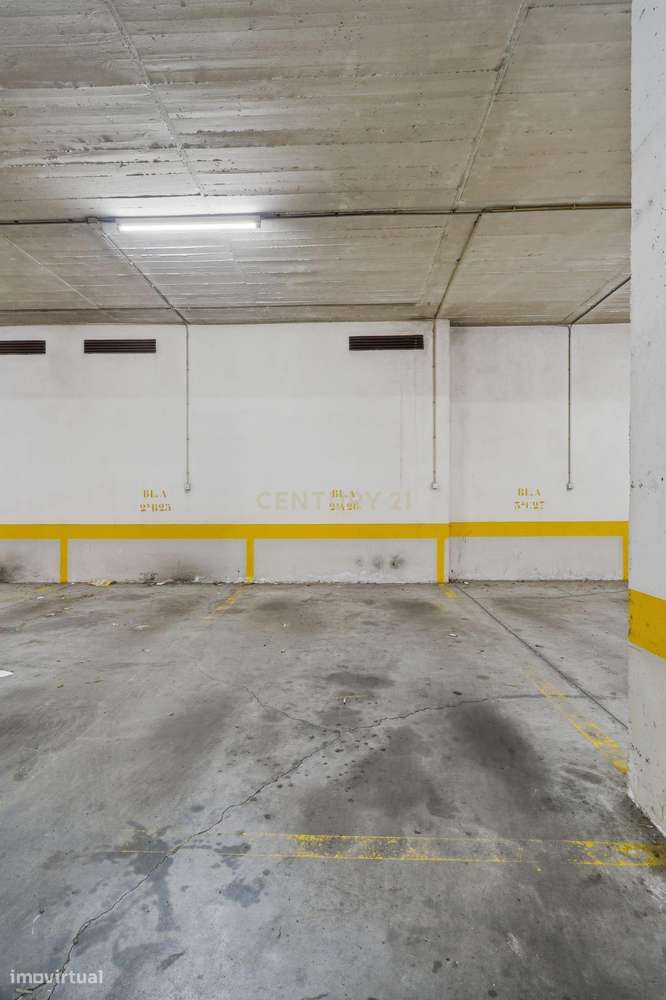 Apartamento T2 Totalmente Renovado com Estacionamento-25
