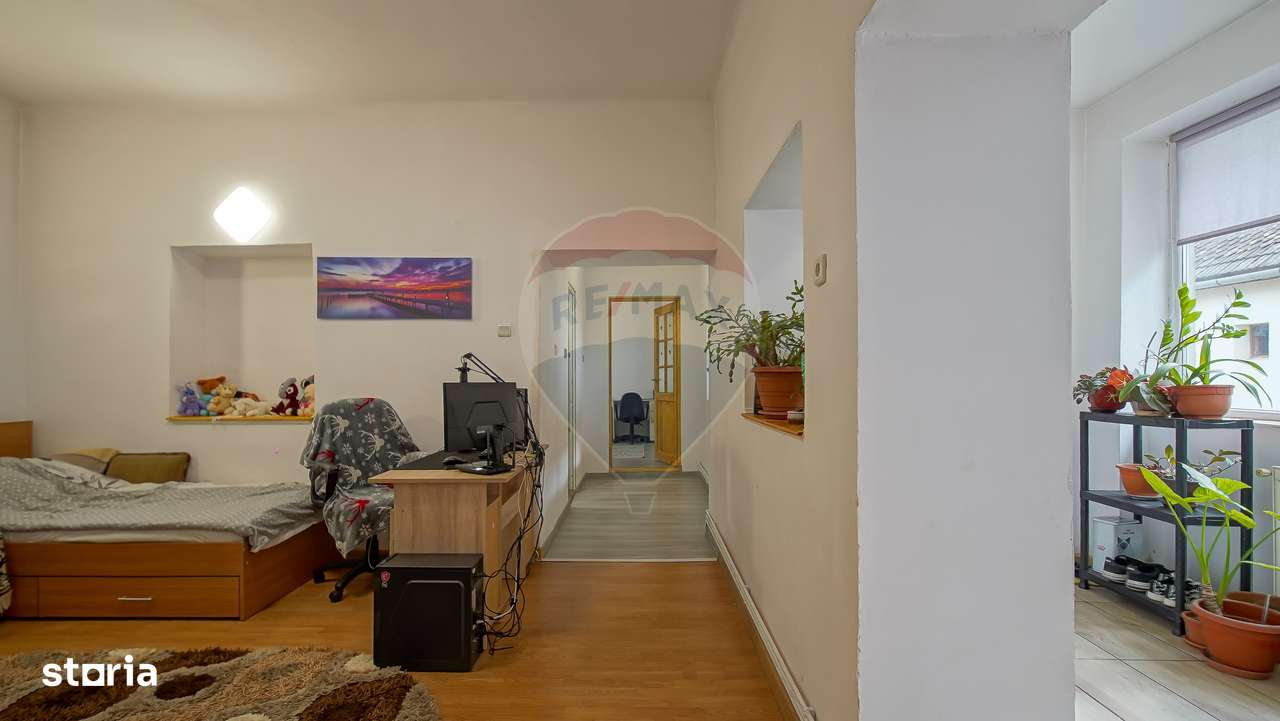 Casa spatioasa cu teren generos, in zona centrala a Sacelelor - Imagine principală: 4/20