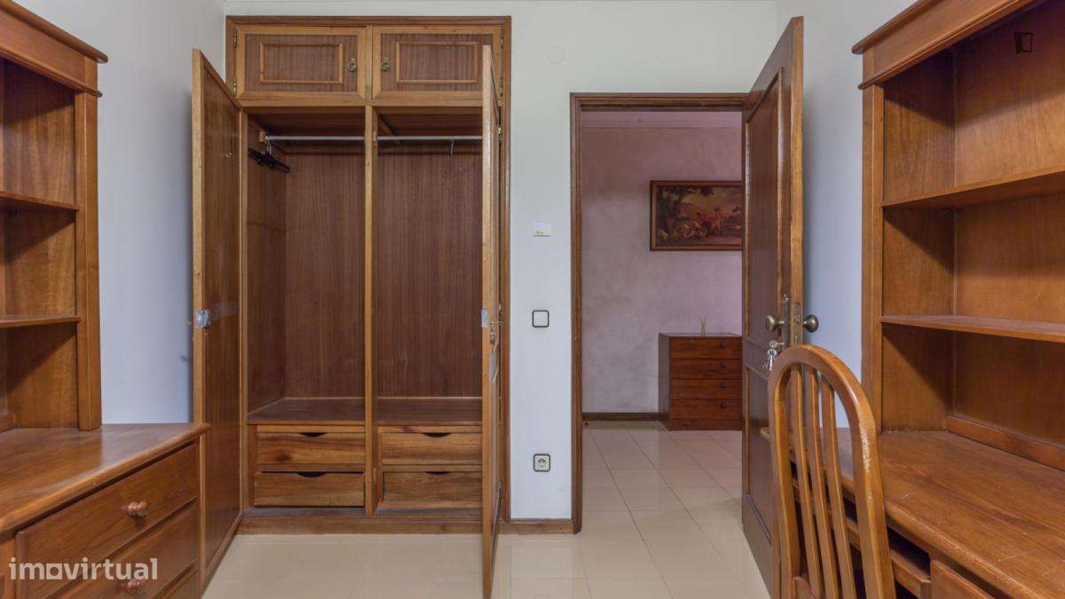 Quarto - localizado em Maia - Grande imagem: 3/30