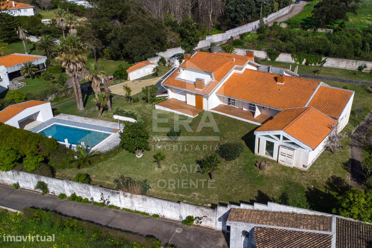 Moradia T8 com jardim e piscinas em Miramar-4