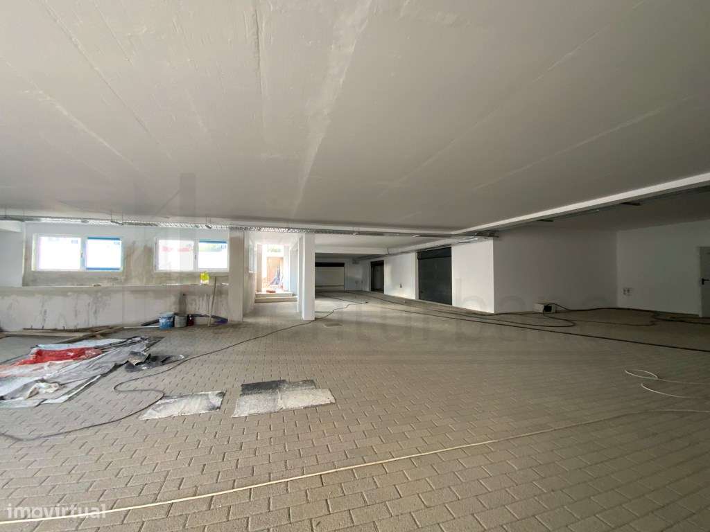 MORADIA T4 EM CONDOMÍNIO COM PISCINA - ESTORIL-37