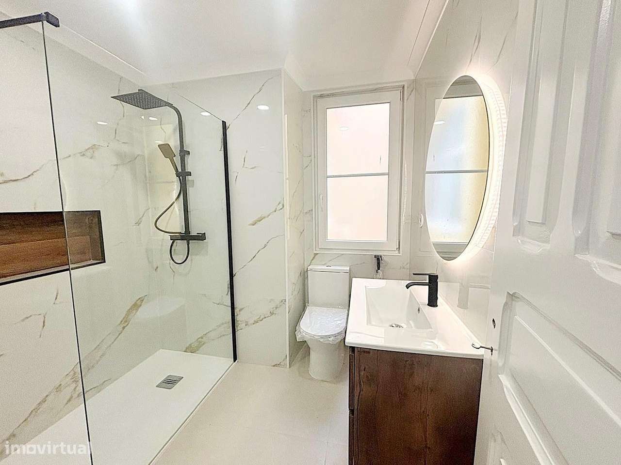 T3 totalmente remodelado com varanda na Av. General Roçadas-15