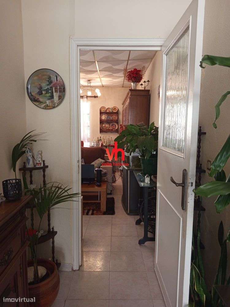 Vende-se Moradia ao Carvalhido com Potencial de Investimento-17