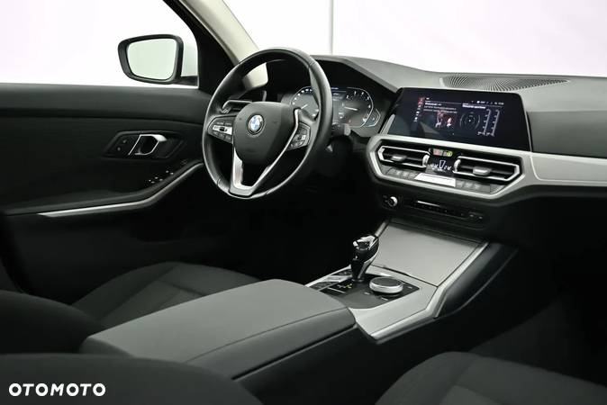 BMW Seria 3 318i Advantage - 17