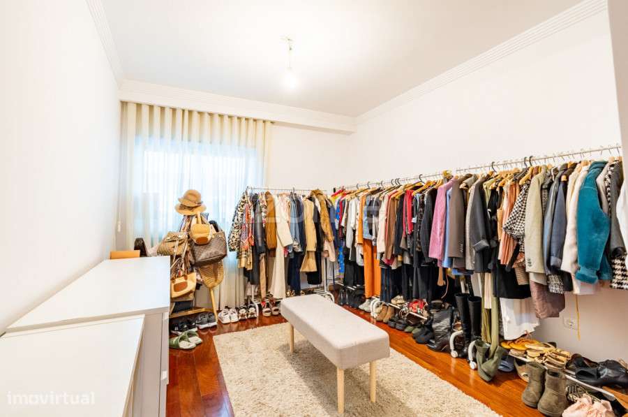 Apartamento T2+1 com Piscinas, Ginásio, Sala de Jogos e 2 Garagens-5