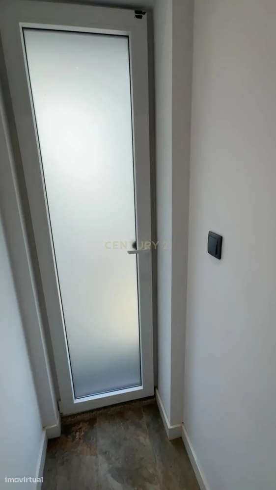 T2 Renovado no centro do Porto – Acesso direto a pátio + arrumo com lu-15