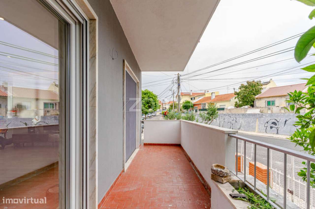 Moradia T3, com garagem e jardim na Parede - Grande imagem: 4/23