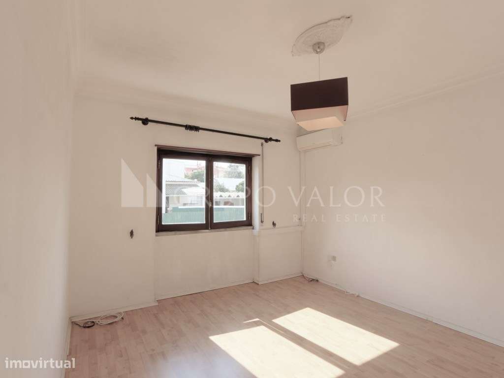 Moradia Isolada T4+2 com Garagem em Mem Martins-8