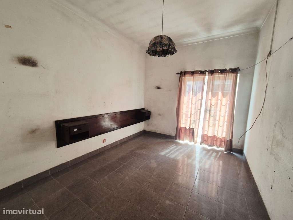 Edifício no centro de Milfontes-22