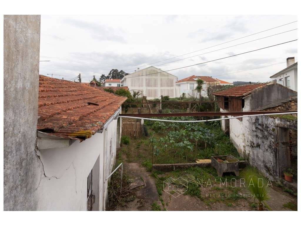Propriedade para restauro em pleno centro de Santa Maria da Feira-33