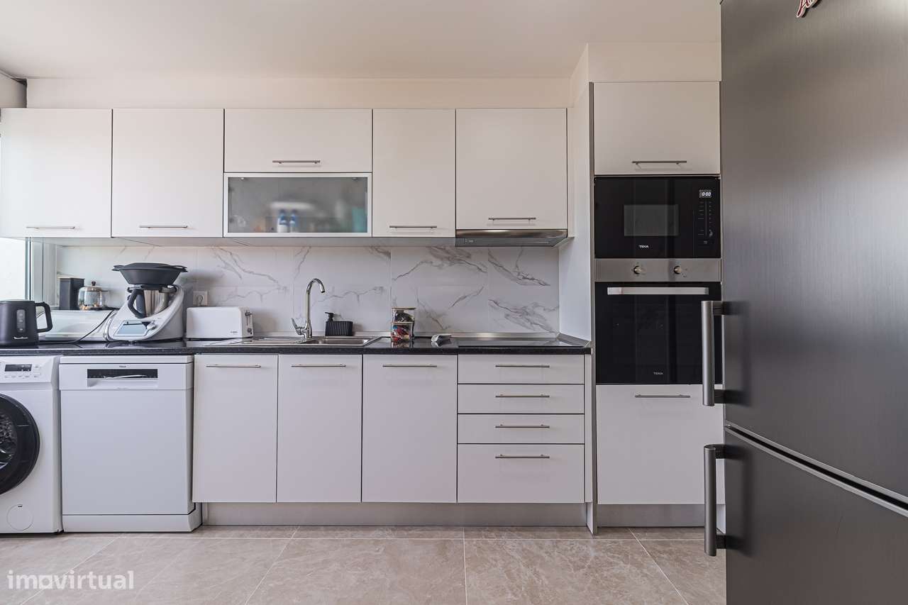 Apartamento T3 remodelado em prédio com elevador, Corroios-11