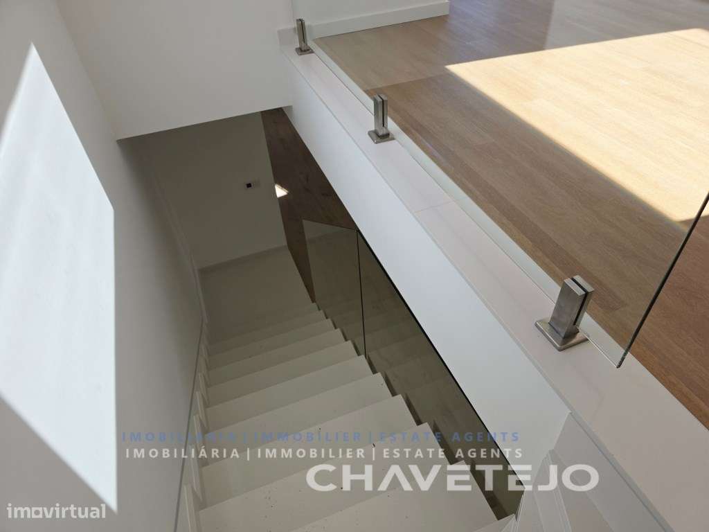 Moradia T4 Moderna c/ Garagem, estilo e Conforto a um Passo de Tomar-25