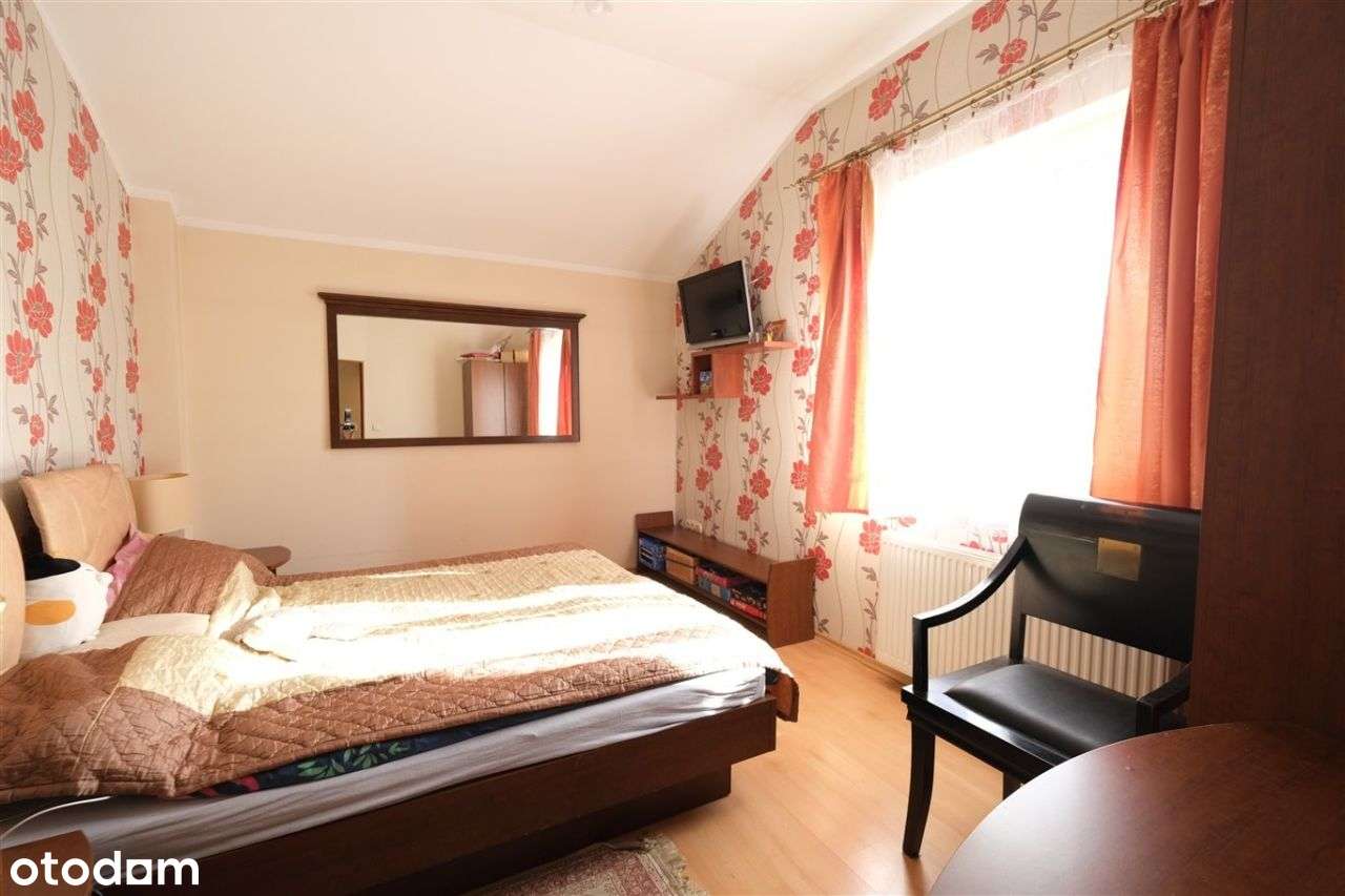 Komfortowy dom z przestrzenią do pracy i życia!-10