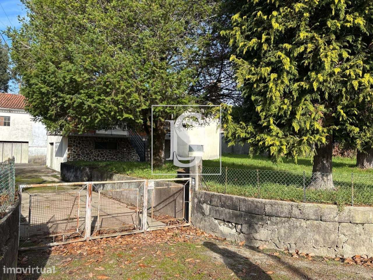 Oportunidade Única – Espaço Multifuncional com Armazém, Habitação e In-8