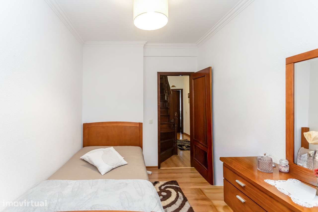 Moradia em banda T3 + 1-23