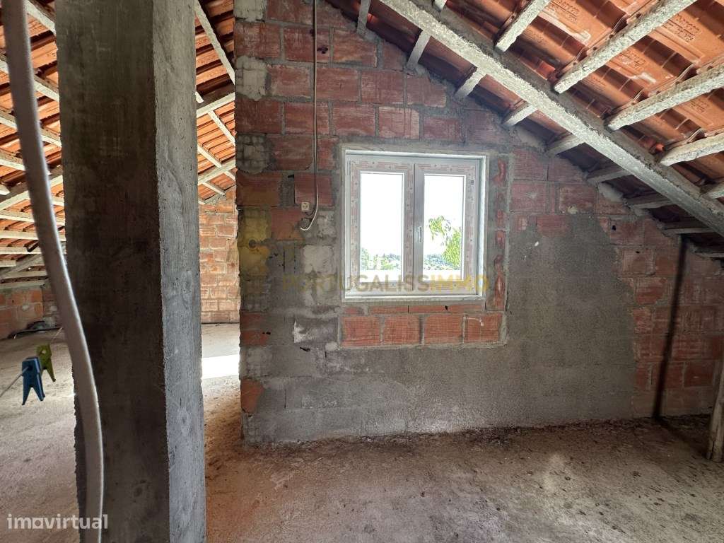 Vende-se: Moradia Familiar Espaçosa e Versátil na Madalena, Tomar.-30