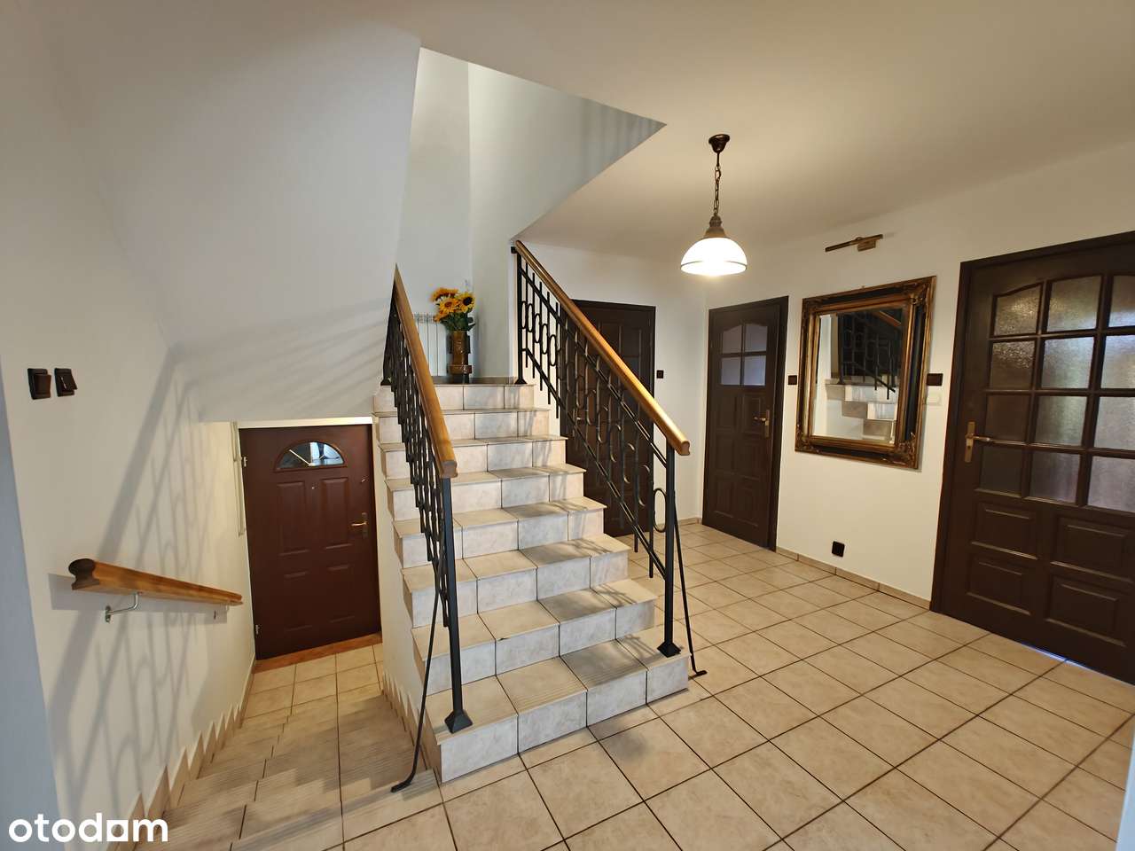 Dom wolnostojący w atrakcyjnej okolicy. Duża zadbana działka-5