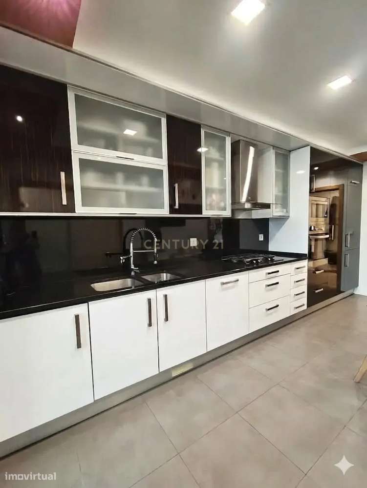 T3+1 com aproveitamento de sótão, 2 lugares de garagem e Churrasqueira - Grande imagem: 4/34