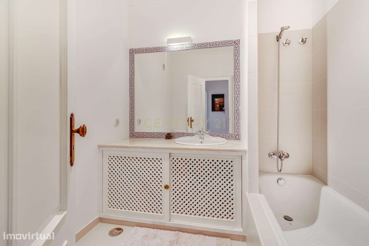 Elegância, Harmonia e Exclusividade — O Seu Refúgio de Luxo na Costa d-35