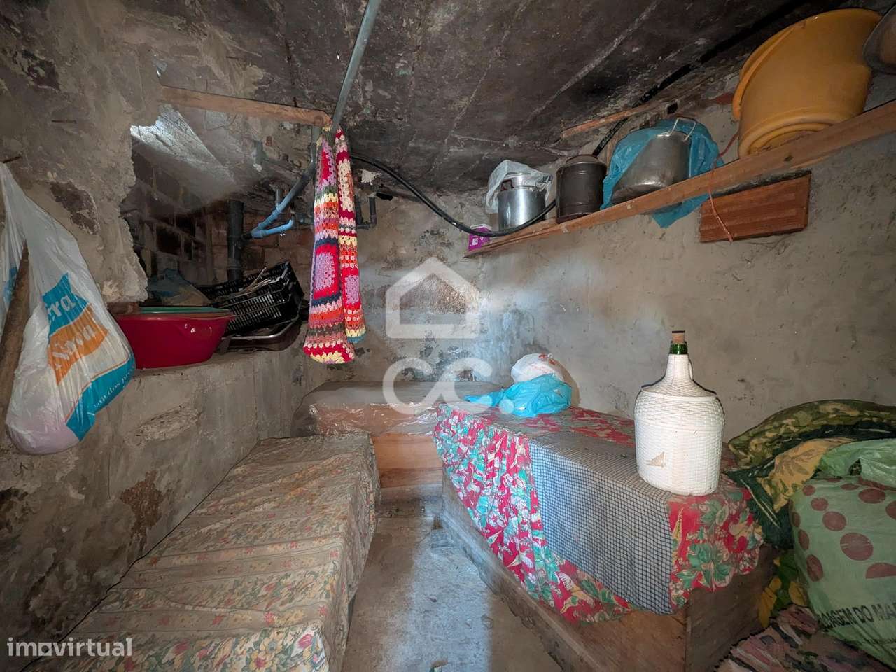 Oportunidade Única: Moradia para Restauro com Grande Potencial-45