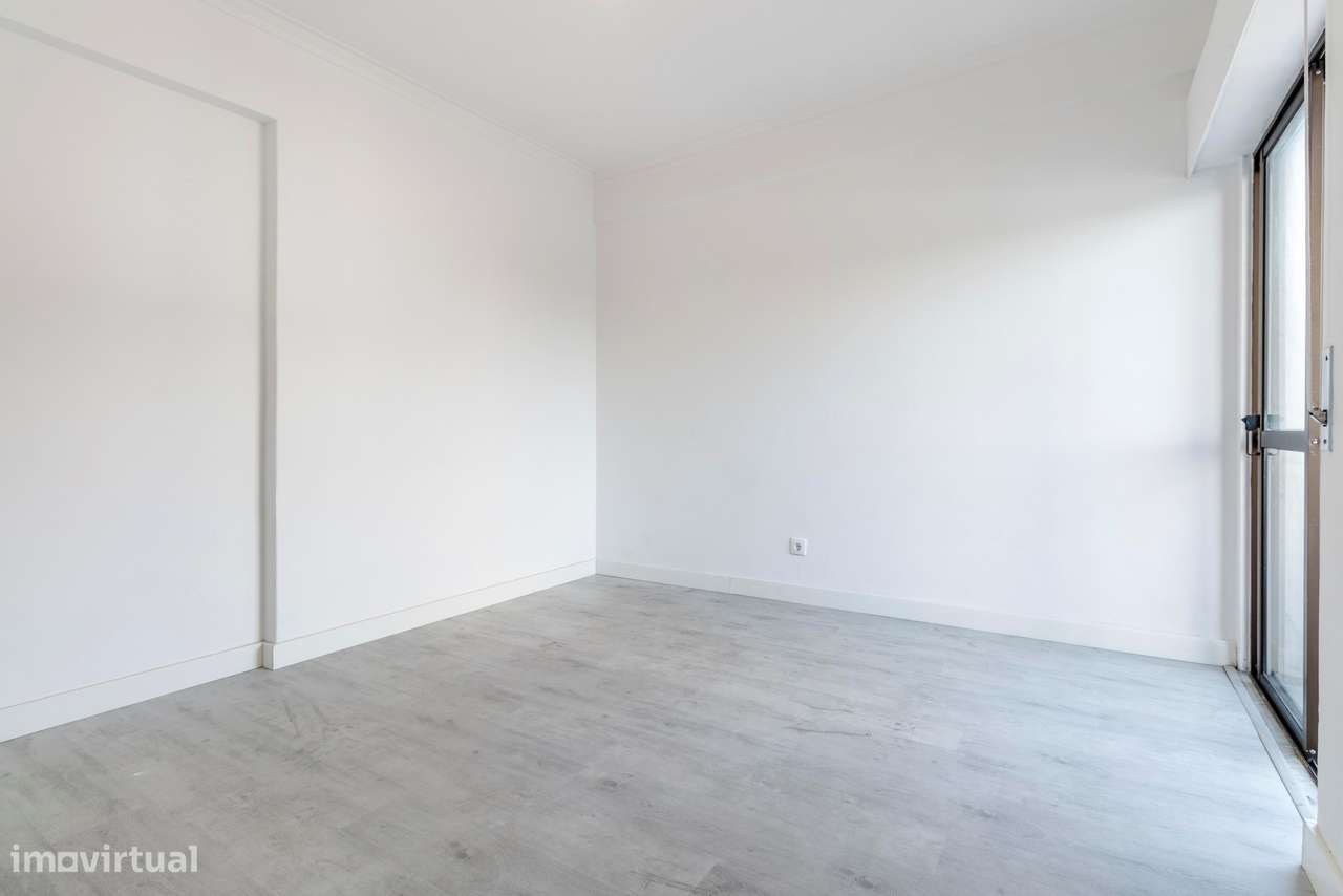 Apartamento T2 c/ Varanda em Agualva, Sintra-25