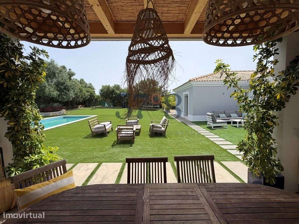 Uma vivenda de 4 quartos com piscina, num terreno de 2 hectares a 10 m-0