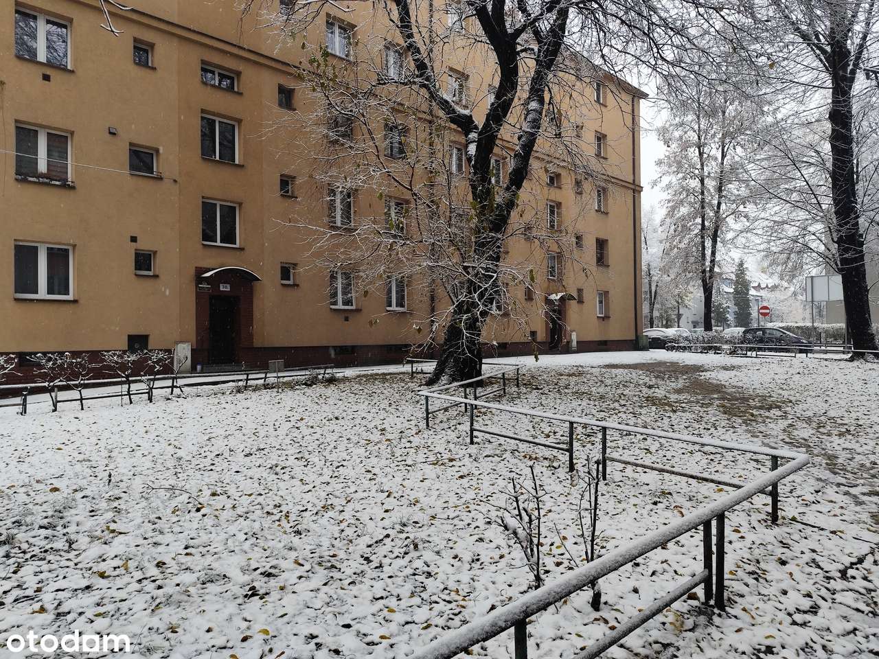 Do remontu: 2 pokoje, 43,86 m2, 1 piętro, gazowe, niski czynsz BYTOM-10