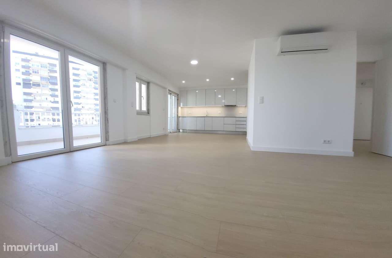 Apartamento T4 transformado em T3 - Totalmente remodelado - Grande imagem: 5/25
