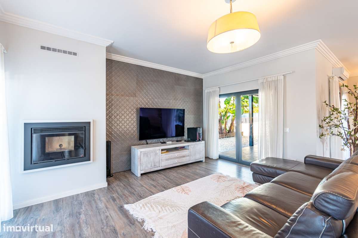 Excelente Moradia térrea Semi nova com piscina na Moita-7