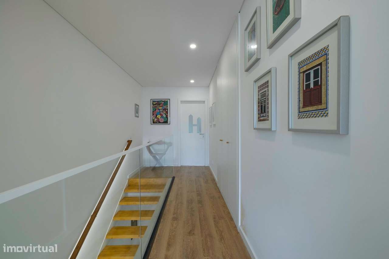 Moradia, semi-nova, com piscina e garagem-26