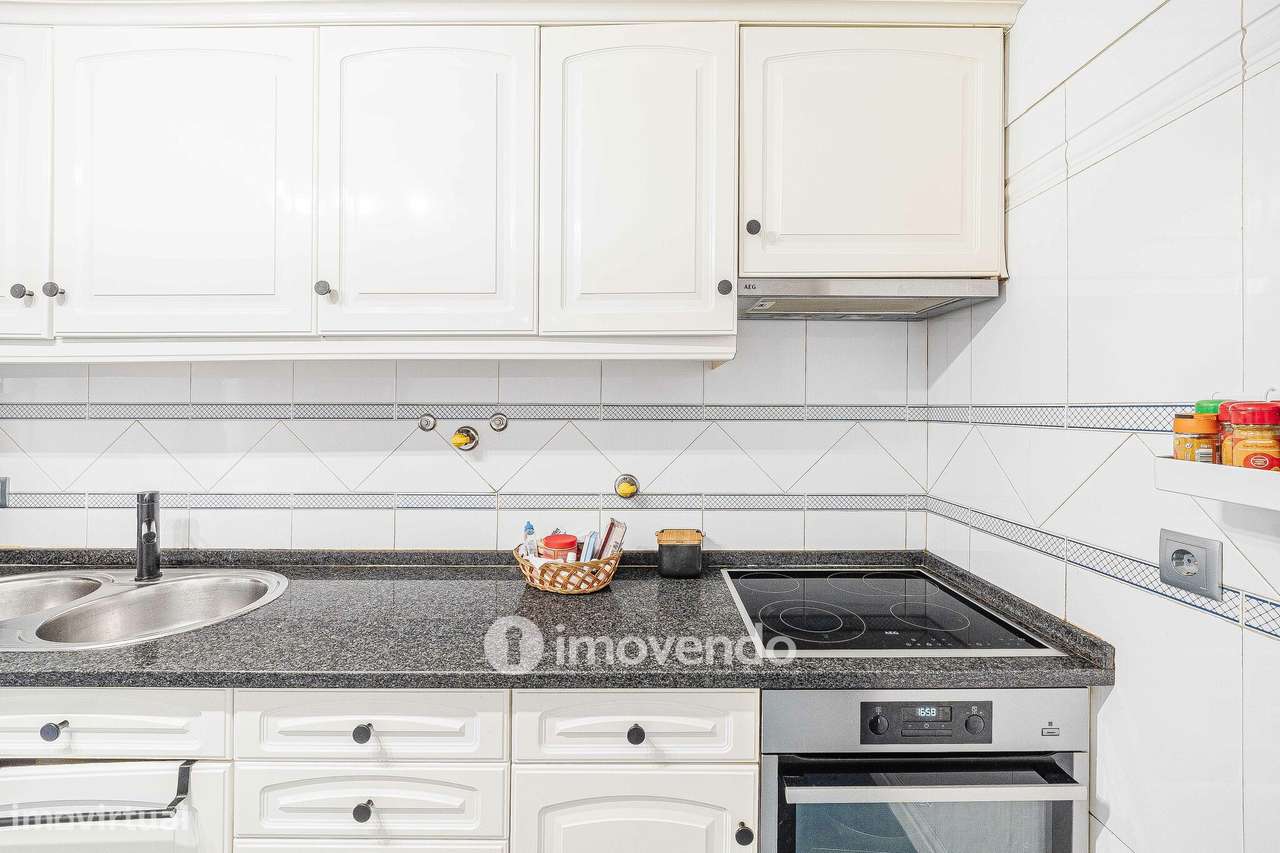 Apartamento T3, com estacionamento e arrecadação, na Ramada-4