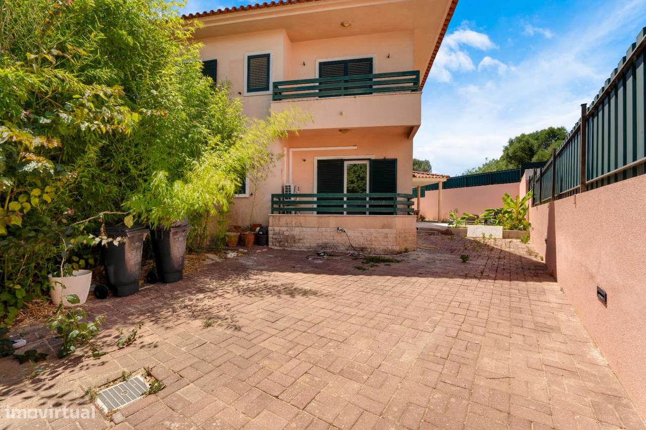 Moradia T4+1 com piscina e jardim, no Murganhal, Caxias-6