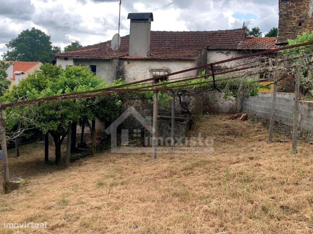 Moradia T4 para recuperar em Campelo, Figueiró dos Vinhos-9