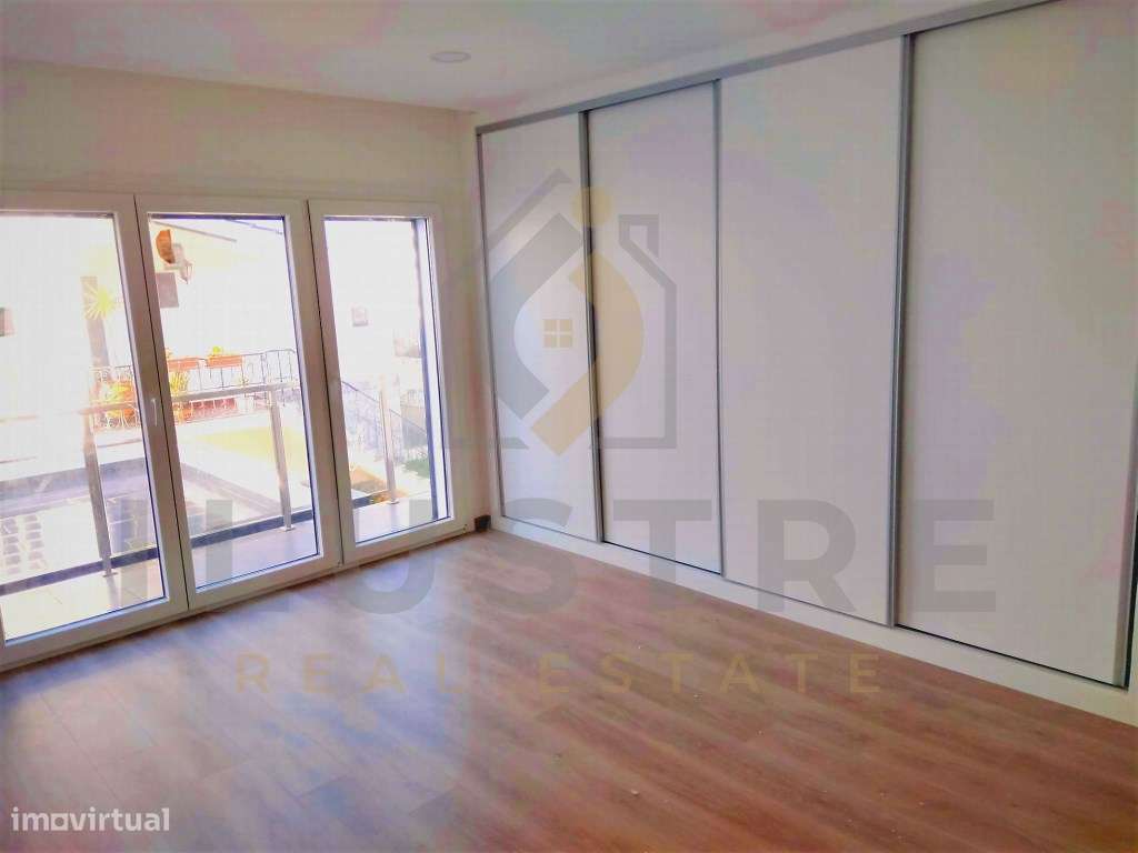 Moradia T3 em construção com piscina e garagem na Charneca de Caparica-3