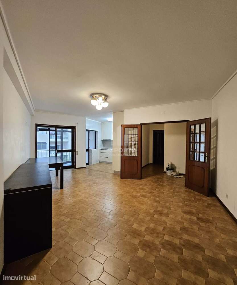 Excelente T2 com garagem e varanda  a escassos metros do Metro Santo O - Grande imagem: 4/13